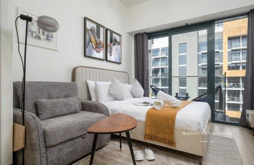 Nad Al Sheba Apartment | Peaceful Studio Getaway, 10 Mins from Dubai Mall
