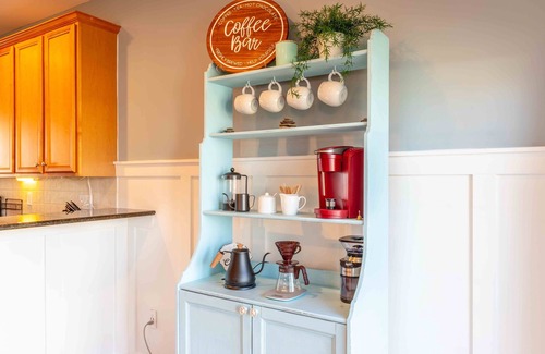 Ocean View House | Peaceful Weekdays, Fast Wi-Fi + Hot Tub, Beach Nearby!