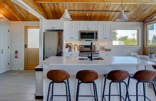 Central Okanagan House | Peachy Getaway with outstanding lake views
