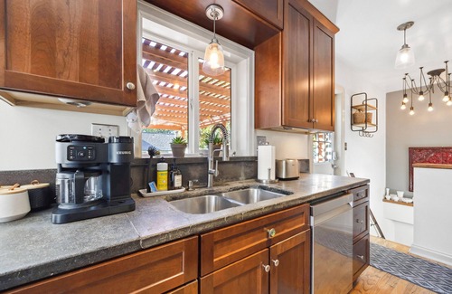 Veterans Park House | Peak House Hot Tub 3BR 2.5BA Close to Downtown