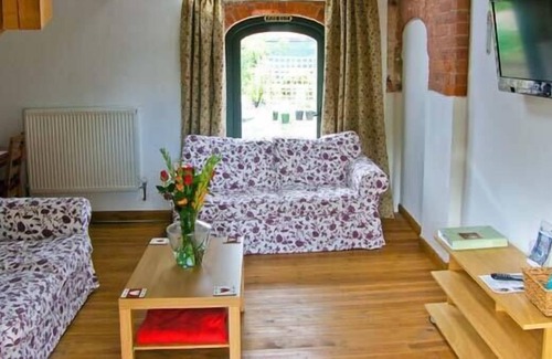 Ellesmere Cottage | PEAR TREE COTTAGE, pet friendly, with a garden in Ellesmere
