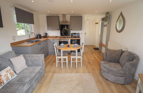Alford Cottage | PEAR TREE LODGE, pet friendly, with a garden in Huttoft