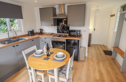 Alford Cottage | PEAR TREE LODGE, pet friendly, with a garden in Huttoft