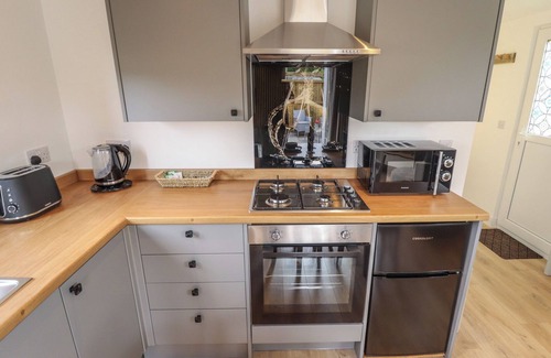 Alford Cottage | PEAR TREE LODGE, pet friendly, with a garden in Huttoft