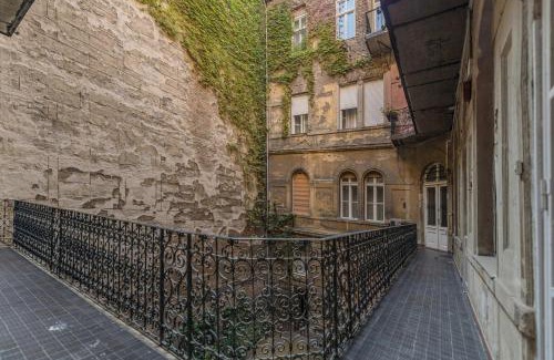 Palace District Apartment | Pearl of the Palace district with private sauna