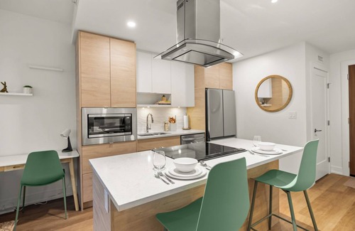 Downtown Victoria Condo | Pearl Sky Suite