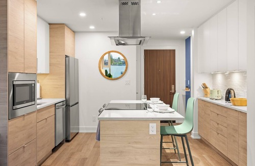 Downtown Victoria Condo | Pearl Sky Suite