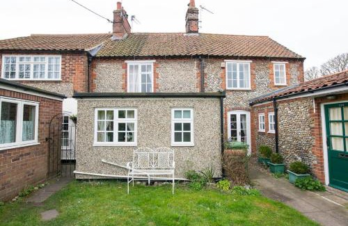 Holt House | Pebble Cottage