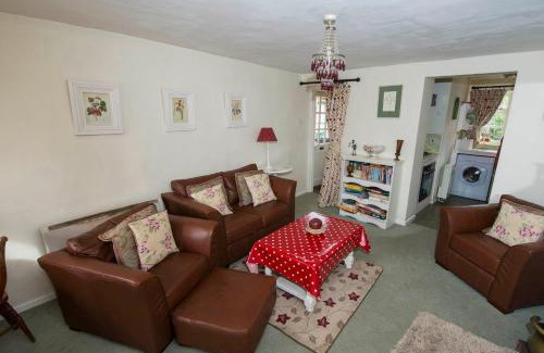 Holt House | Pebble Cottage
