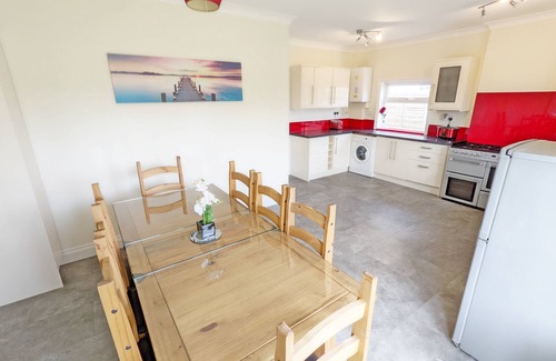 Selsey Cottage | Pebbles - a bungalow that sleeps 8 guests in 3 bedrooms