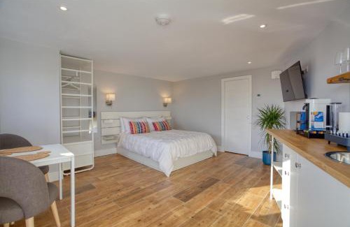Carbis Bay Apartment | Pebbles - A relaxing King Studio