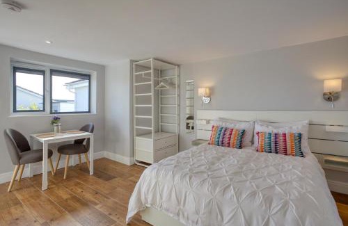 Carbis Bay Apartment | Pebbles - A relaxing King Studio