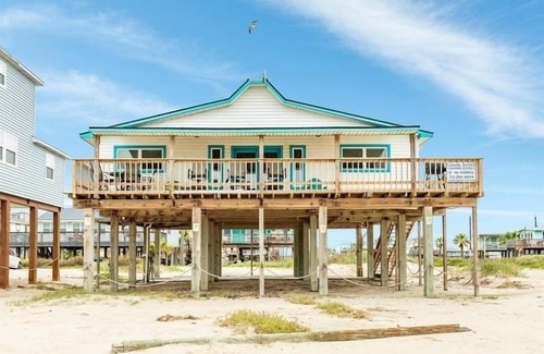 Surfside Beach House | Pedestrian Beach Front 3- bedroom house in Surfside Beach