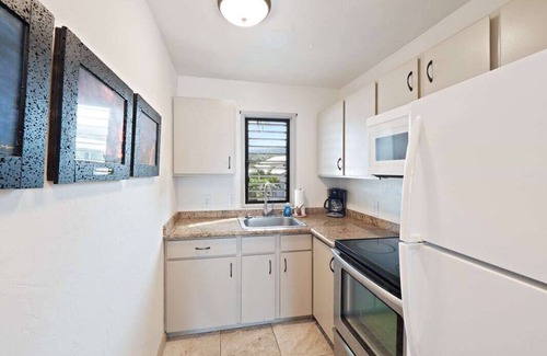 Kailua-Kona Apartment | Peek-a-boo Oceanview Studio | AC & small beach