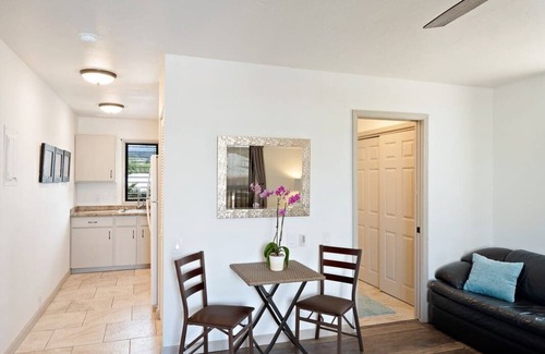 Kailua-Kona Apartment | Peek-a-boo Oceanview Studio | AC & small beach