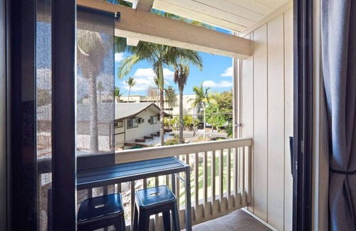 Kailua-Kona Apartment | Peek-a-boo Oceanview Studio | AC & small beach