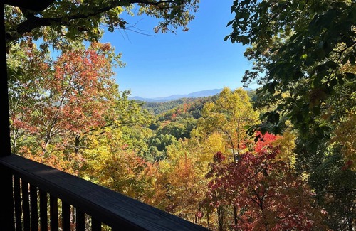 Gatlinburg - Pigeon Forge House | Peek-A-View Affordable Family Cabin In Wears Valley in Dogwood Farms