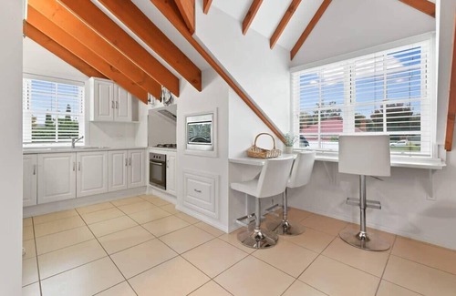 Bathurst House | Peel St | Large Family Home, Walk to CBD