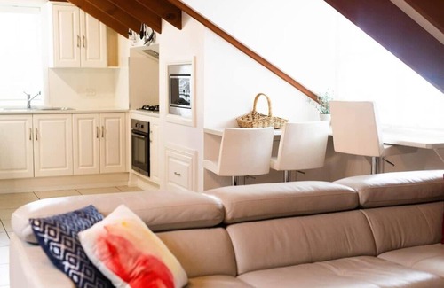 Bathurst House | Peel St | Large Family Home, Walk to CBD