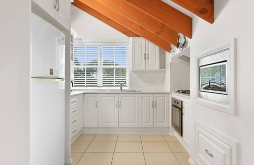 Bathurst House | Peel St | Large Family Home, Walk to CBD