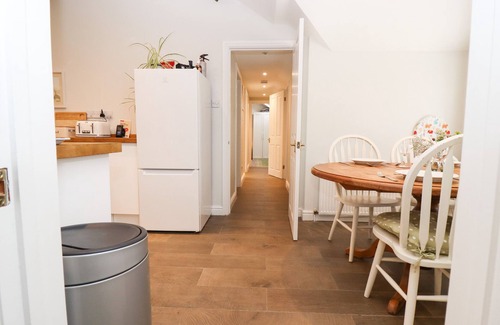 Moreton-in-Marsh Cottage | PEEWIT BARN, family friendly, with a garden in Moreton-In-Marsh