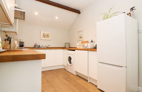 Moreton-in-Marsh Cottage | PEEWIT BARN, family friendly, with a garden in Moreton-In-Marsh