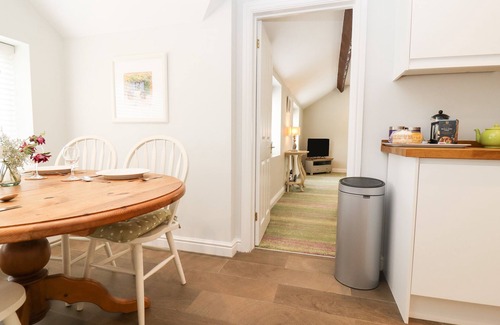 Moreton-in-Marsh Cottage | PEEWIT BARN, family friendly, with a garden in Moreton-In-Marsh