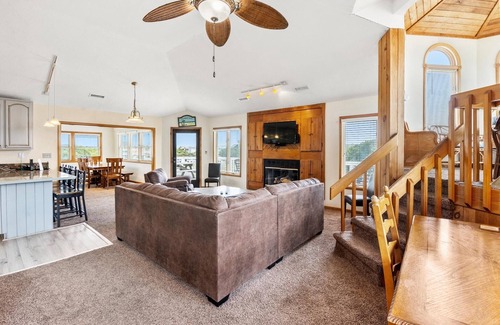 Whalehead Beach House | Pelican Breeze: Private Pool | 2-Min Walk to Beach