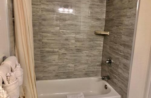 Munras Avenue Hotel | Pelican Inn