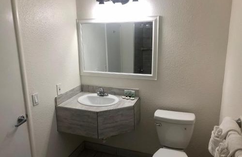 Munras Avenue Hotel | Pelican Inn
