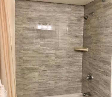 Munras Avenue Hotel | Pelican Inn
