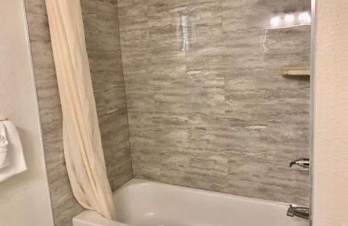 Munras Avenue Hotel | Pelican Inn