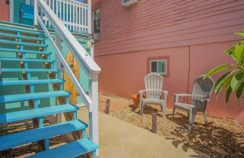 San Jacinto Cottage | Pelican Paradise! Cozy cottage - walk to the beach, 12 P.M. Check-Out!