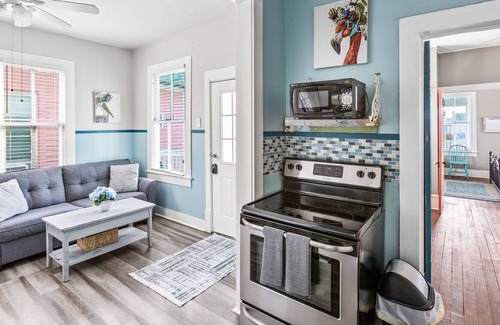 San Jacinto Cottage | Pelican Paradise! Cozy cottage - walk to the beach, 12 P.M. Check-Out!