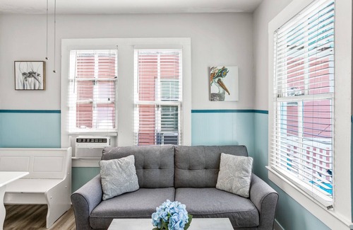 San Jacinto Cottage | Pelican Paradise! Cozy cottage - walk to the beach, 12 P.M. Check-Out!