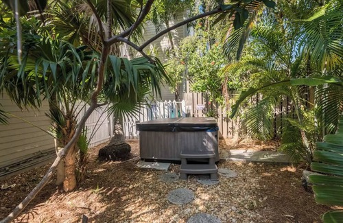 Uptown - Upper Duval Cottage | Pelican Suite | Cozy Cottage, Hot Tubs, Close to Duval!