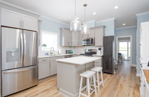 Sneads Ferry House | Pelican’s Treasure: Oceanfront Retreat w/Hot Tub