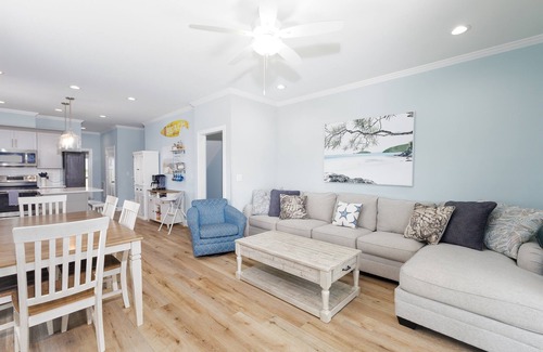 Sneads Ferry House | Pelican’s Treasure: Oceanfront Retreat w/Hot Tub
