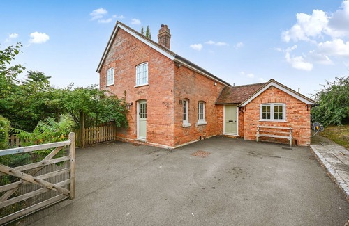 Rye Cottage | Pelsham Farm Cottage - a holiday let that sleeps 8 guests in 4 bedrooms