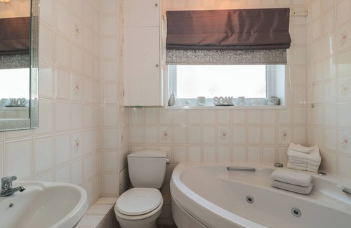 Somerford Keynes House | PEMBERTON, pet friendly, with a garden in Ashton Keynes