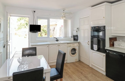 Somerford Keynes House | PEMBERTON, pet friendly, with a garden in Ashton Keynes