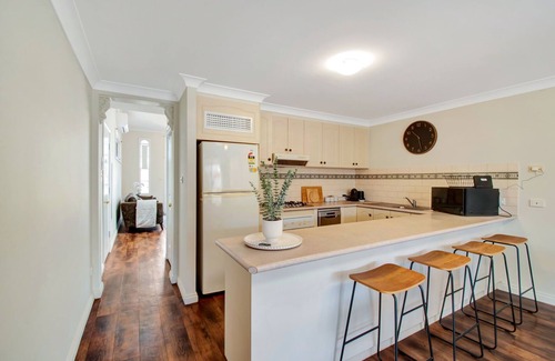 Wagga Wagga House | Pembroke - CBD, Elegant & Character Filled Stay