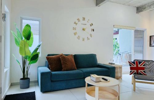George Town House | Penang槟岛Special 1,5 Storey Semi-D In Georgetown 70 inch Smart TV
