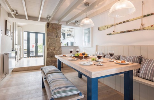 St Ives House | Pendynas, luxury home, heart of St Ives. Beaches, shops, restaurants all very close. Free parking for 2 cars. Free WiFi.