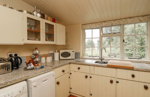 Newport Cottage | PENFEIDR NEWYDD, pet friendly in Newport, Pembrokeshire