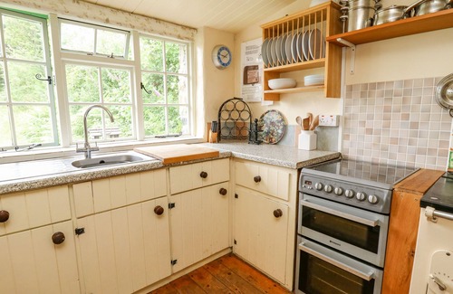 Newport Cottage | PENFEIDR NEWYDD, pet friendly in Newport, Pembrokeshire