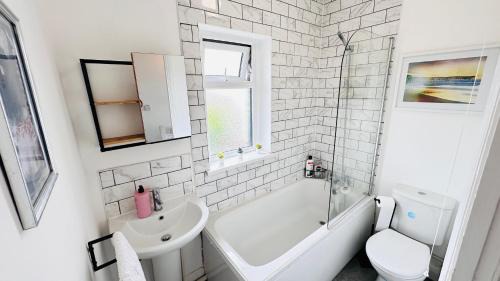 Tremorfa House | Pengam House Cardiff by Smart Corporate Stays