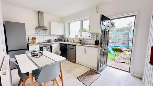Tremorfa House | Pengam House Cardiff by Smart Corporate Stays