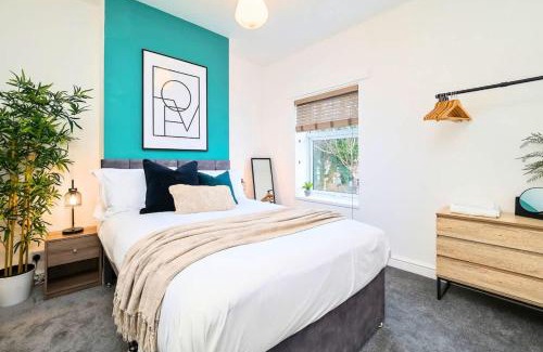 Stoke-on-Trent House | Penkhull House by Truestays - 4 Bedroom House in Stoke-on-Trent