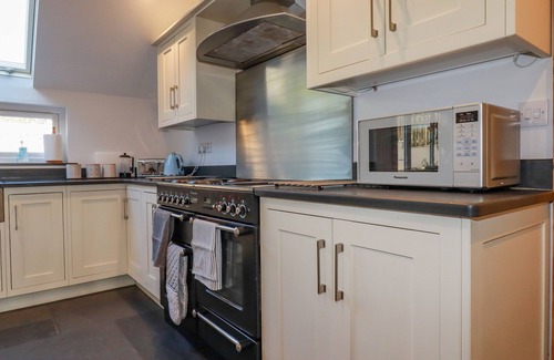 Saint Gennys Cottage | PENLAUREL, family friendly, with hot tub in Crackington Haven
